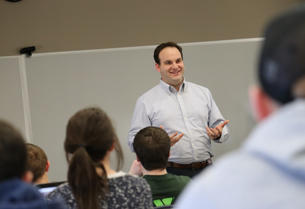 Alumnus encourages students to think like entrepreneurs